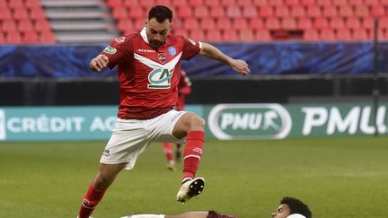 Laurent Dos Santos&nbsp;se fait tacler par Matthieu Udo&nbsp;lors du 32e de finale de la Coupe de France entre Valenciennes et Metz au stade du Hainaut à Valenciennes, le 6 mars 2021. (FRANCOIS LO PRESTI / AFP)