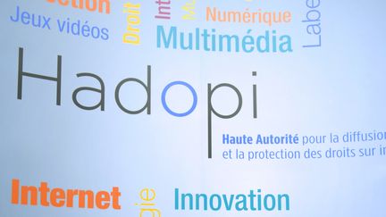 Le logo de la&nbsp;Haute autorité pour la diffusion des oeuvres et la protection des droits sur Internet, à Paris, le 17 octobre 2012. (MIGUEL MEDINA / AFP)