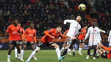 Match entre Lorient et le PSG lors de la 19e journée de Ligue 1, le 22 décembre 2021. Le FC Lorient est particulièrement touché par la hause des contaminations au Covid-19, avec douze cas positifs au sein du club en une semaine.&nbsp; (LP / ARNAUD JOURNOIS / MAXPPP)