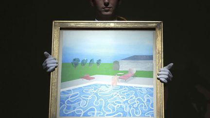 Pr&eacute;sentation d'un tableau de David Hockney avant sa vente aux ench&egrave;res chez Sotheby's &agrave; Londres (Royaume-Uni), le 14 juin 2012. Il est estim&eacute; &agrave; pr&egrave;s de 2 millions d'euros. (OLIVIA HARRIS / REUTERS)