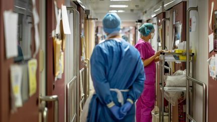 Le service de réanimation réservé aux patients atteints du Covid-19 à la&nbsp;clinique Ambroise-Paré de Neuilly-sur-Seine (Hauts-de-Seine), le 28 avril 2020.&nbsp; (JULIE LIMONT / HANS LUCAS)