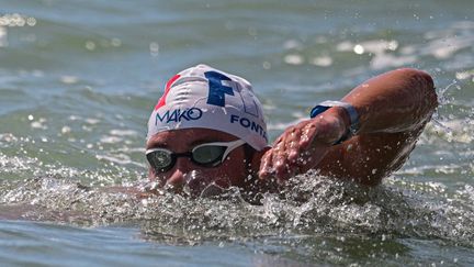 Le Français Logan Fontaine lors de l'épreuve du 10 kilomètres en eau libre, le 21 août 2022 à Ostie (Italie), lors des championnats d'Europe de natation. (VINCENZO PINTO / AFP)