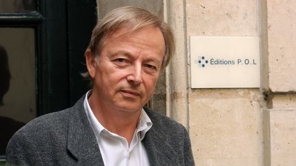 Paul Otchakovsky-Laurens devant les locaux de sa maison d'édition, P.O.L., à Paris, le 10 septembre 2001. (ERIC FEFERBERG / AFP)