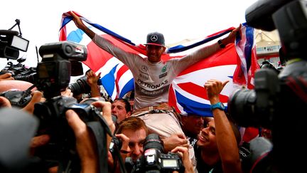 Lewis Hamilton (Mercedes) heureux de pouvoir fêter son troisième titre de champion du monde de Formule 1 ! (CLIVE MASON / GETTY IMAGES NORTH AMERICA)