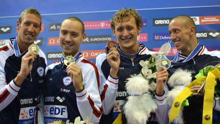 De gauche &agrave; droite : Alain Bernard, J&eacute;r&eacute;my Stravius, Amaury Leveaux et Fr&eacute;d&eacute;rick Bousquet apr&egrave;s leur victoire au relais 4x100 m&egrave;tres aux championnats d'Europe de&nbsp;Debrecen (Hongrie), le 21 mai 2012. (BEN STANSALL / AFP)