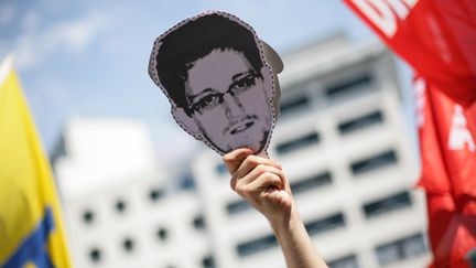 Manifestation de soutien &agrave; Edward Snowden, l'ancien consultant de la NSA, le 27 juillet 2013 &agrave; Francfort (Allemagne).&nbsp; (DAVID VON BLOHN / SIPA)