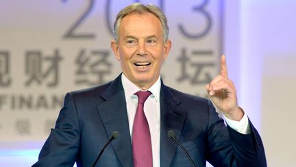 L'ex-Premier ministre britannique Tony Blair &agrave; la tribune d'un forum &eacute;conomique, le 12 d&eacute;cembre 2013 &agrave; P&eacute;kin (Chine). (SHI QIANGANG / IMAGINECHINA / AFP)