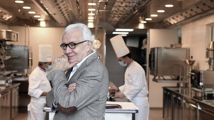 Le chef triplement étoilé Alain Ducasse a ouvert en novembre 2020 une nouvelle école de cuisine qui porte son nom, à Meudon, en banlieue parisienne.&nbsp; (ALAIN JOCARD / AFP)