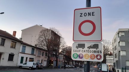 Un panneau indiquant l'entrée dans une zone à faibles émissions (ZFE), à Toulouse. (BENEDICTE DUPONT / RADIO FRANCE)