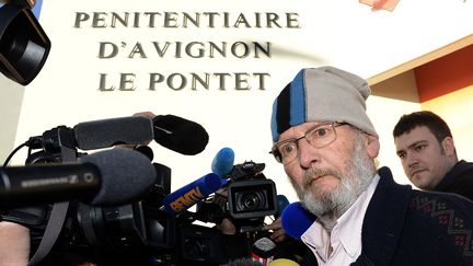 Le fondateur de PIP, Jean-Claude Mas, quitte le centre p&eacute;nitentiaire du Pontet, le 29 octobre 2012. (BORIS HORVAT / AFP)