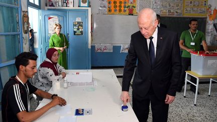 Le président tunisien Kaïs Saïed dans un bureau de vote à Tunis (Tunisie) pour le référendum constitutionnel, le 25 juillet 2022. (TUNISIAN PRESIDENCY / HANDOUT / ANADOLU AGENCY / AFP)