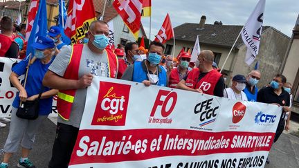 Près d'un millier de personnes manifestent à Sarreguemines contre le départ de Smart et Mercedes de l'usine automobile d'Hambach (Moselle), le 24 juillet 2020. (MARC BERTRAND / RADIO FRANCE)