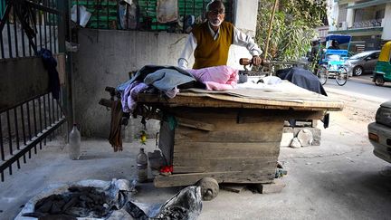 Prabathi Lal a 75 ans. Il exerce ce métier depuis 60 ans. Toute sa vie  à repasser pour les habitants de ce quartier résidentiel du sud de la capitale. Tout le monde le connaît. Il est présent tous les jours de 6h du matin à 21h, pour lisser ou plier des chemises et remettre du charbon dans son gros fer en métal. Ce travail lui rapporte environ 110 euros par mois. La chemise est à 6 centimes: ça en fait du repassage ! Il envoie son salaire à sa famille qui vit à près de 300 km de là, au Rajasthan. Tous les ans, dès qu’il le peut, il s’échappe de la vie urbaine pendant deux ou trois mois pour les rejoindre.  (Amanda Jacquel)