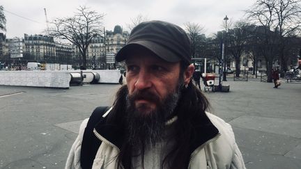 Ervé, sans-abri et tweetos, Place de la Nation à Paris en janvier 2018. (MATTHIEU MONDOLONI / FRANCEINFO)