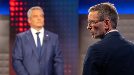 Le chef du parti d'extrême droite Herbert Kickl (à droite) face au chancelier et chef du parti conservateur ÖVP Karl Nehammer, lors du débat télévisé pré-électoral le 23 septembre 2024. (JOE KLAMAR / AFP)