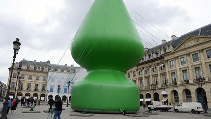 L'&oelig;uvre "The Tree" de Paul McCarthy, le 15 octobre 2014 &agrave; Paris. (BERTRAND GUAY / AFP)