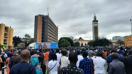 Des milliers de Gabonais ont assisté à la cérémonie d'investiture du président de transition, le général Brice Oligui Nguema, le 4 septembre 2023. (GILLES GALLINARO / RADIO FRANCE)