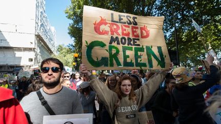 "Moins de cupidité, plus de vert", un slogan aperçu à la manifestation de Londres, le 20 septembre 2019 (WIKTOR SZYMANOWICZ / NURPHOTO/ AFP)