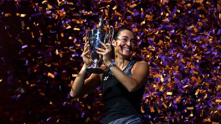 La Française Caroline Garcia brandit la coupe de tennis des Masters WTA, le 7 novembre 2022. (KATELYN MULCAHY / GETTY IMAGES NORTH AMERICA / VIA AFP)