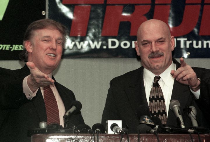 Donald Trump et le gouverneur du Minnesota, Jesse Ventura, lors d'une conférence de presse à Brooklyn Park (Etats-Unis), le 7 janvier 2000. (CRAIG LASSIG / AFP)