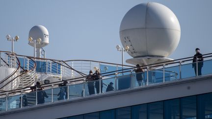 Des passagers&nbsp;du paquebot "Diamond Princess", en quarantaine en&nbsp;raison&nbsp;de cas de coronavirus Covid-19 à bord, le 13 février 2020 à&nbsp;Yokohama, au sud de Tokyo (Japon).&nbsp; (ALESSANDRO DI CIOMMO / NURPHOTO / AFP)