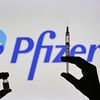 Une seringue et un flacon du vaccin contre le Covid-19 de Pfizer, dans un laboratoire à&nbsp;Edmonton (Canada), le 12 janvier 2022. (ARTUR WIDAK / NURPHOTO / AFP)