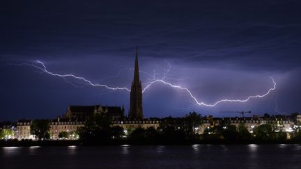 Un éclair dans le ciel bordelais, au-dessus de la Basilique Saint-Michel, le 6 juillet 2019 (NICOLAS TUCAT / AFP)