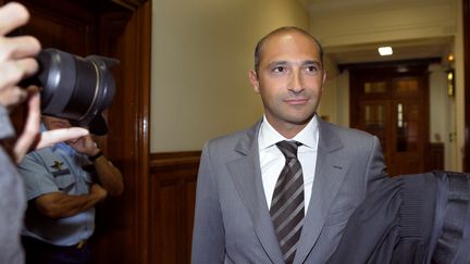 Thomas Fabius, le 1er juin 2011, lors de son arriv&eacute;e au tribunal de grande instance de Paris,&nbsp;pour compara&icirc;tre pour abus de confiance &agrave; la suite de plaintes de chefs d'entreprise. (BERTRAND GUAY / AFP)