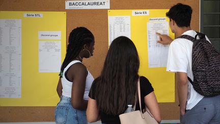 Des étudiants découvrent leurs résultats au baccalauréat à Tours (Indre-et-Loire), le 5 juillet 2019. (GUILLAUME SOUVANT / AFP)