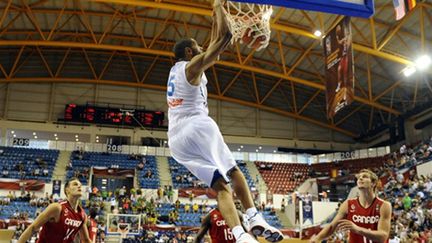 Nicolas Batum au dunk (FRANCK FIFE / AFP)