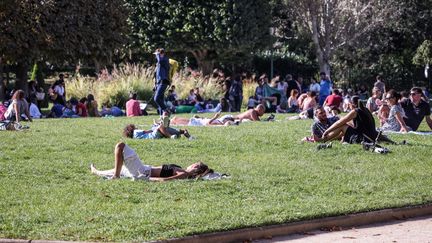 Une journée estivale à Paris le 1er octobre 2023. (LUC NOBOUT / MAXPPP)