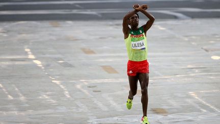 Le 21 août, l'Ethiopien Feyisa Lilesa croise les bras alors qu'il termine le marathon en seconde position. (Li Ming/Chine Nouvelle/SIPA)