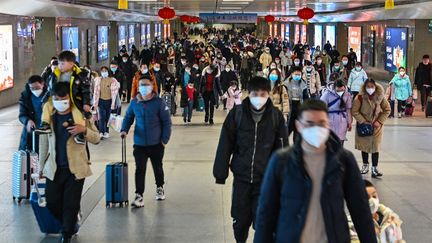 Des passagers à l'arrivée en gare de Wuhan vendredi 20 janvier.&nbsp; (HECTOR RETAMAL / AFP)