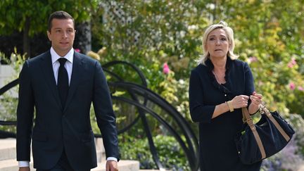 Jordan Bardella (à gauche) et Marine Le Pen (à droite), après leur rencontre avec le présidentde la République à l'Elysée à Paris, le 26 août 2024. (BERTRAND GUAY / AFP)