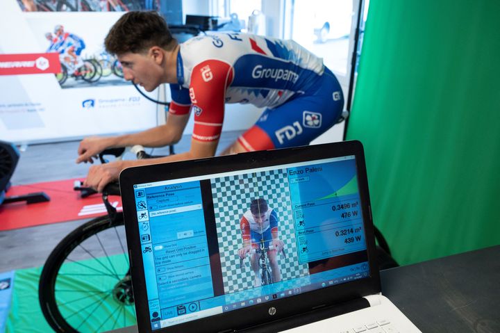 Enzo Paleni, membre de l'équipe Continental de la Groupama-FDJ, lors d'une séance de tests. (SEBASTIEN BOZON / AFP)