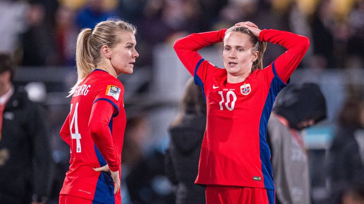 Les stars norvégiennes Ada Hegerberg et Caroline Graham Hansen après l'élimination de leur sélection en huitième de finale du Mondial contre le Japon, le 5 août 2023. (SIPA)