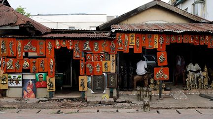 Les différentes pièces sont portées lors d’une procession se rendant d’Igun Street au palais de l'Oba, en présence d’une centaine de chefs du Royaume du Bénin. Pendant le carnaval, les touristes bénéficient d’une réduction de 20% sur leurs achats. Malgré la reconnaissance internationale d’Igun Street, ses revenus sont en baisse en raison du manque d'engagement du gouvernement fédéral et des Etats, explique Best Naira News.
 (Akintunde Akinleye / Reuters)