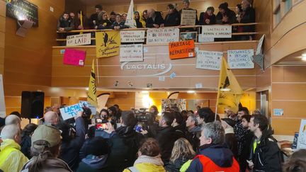 Action "punch" of the Confédération paysanne at the Lactalis headquarters in Laval, February 21, 2024. (NICOLAS MATHIAS / RADIO FRANCE)