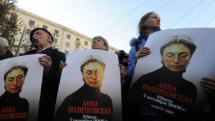 Manifestation d'activistes des droits de l'Homme lors d'une manifestation en m&eacute;moire d'Anna Politkovskaya &agrave; Moscou (Russie), le 7 octobre&nbsp;2010.&nbsp; (NATALIA KOLESNIKOVA / AFP)