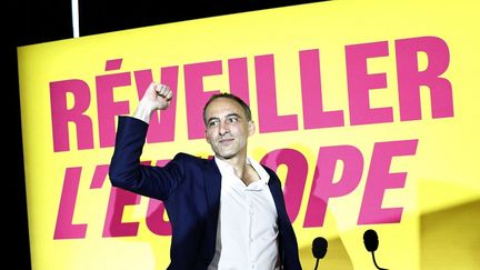 La tête de liste PS-Place publique Raphaël Glucksmann lors des élections européennes, le 9 juin 2024, à Paris. (SAMEER AL-DOUMY / AFP)