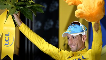 Vincenzo Nibali et son maillot jaune &agrave; l'arriv&eacute;e de la 7e &eacute;tape du Tour de France, vendredi 11 juillet &agrave; Nancy (ERIC LALMAND / BELGA MAG)