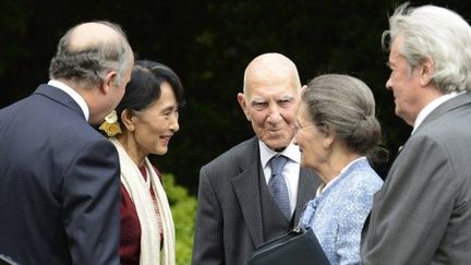 Juin 2012: cérémonie au ministère des Affaires étrangères à Paris, en l'honneur de la Birmane Aung San Suu Kyi, en présence de Laurent Fabius et Simone Veil. A droite, Alain Delon. (ERIC FEFERBERG / AFP)