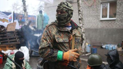 Un combattant pro-russe dans la ville de Slaviansk, dans l'est de l'Ukraine, le 13 avril 2014. (ANDREW CHERNAVSKY / AP / SIPA)