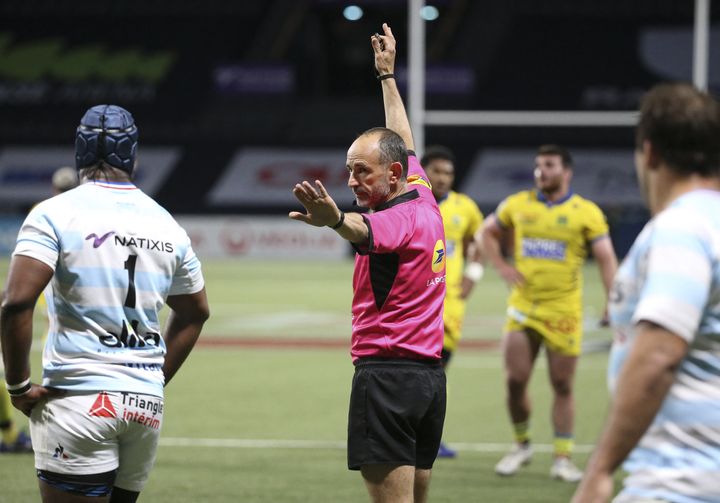 L'arbitre Romain Poite lors du match&nbsp;de Top 14 entre le Racing 92 et l'ASM Clermont Auvergne, le 8 mai 2021, à Paris La Défense Arena à Nanterre. (JEAN CATUFFE / DPPI via AFP)