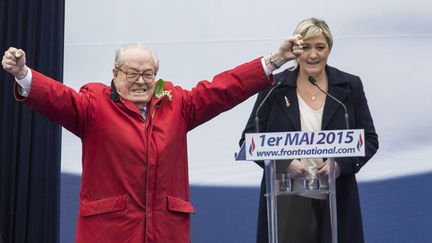 &nbsp; (Jean-Marie Le Pen et sa fille à la tribune, place de l'Opéra à Paris, le 1er mai dernier © MaxPPP)