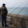 Un pêcheur à la ligne à Dieppe (Seine-Maritime), le 11 octobre 2018. (photo d'illustration) (CHARLY TRIBALLEAU / AFP)