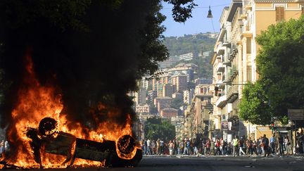 Gênes, en Italie, le 21 juillet 2001. La ville est en état de siège après que les manifestations anti-mondialisation, autour du sommet des chefs d'Etat et de gouvernement du G8, ont tourné à la tragédie avec la mort d'un jeune manifestant tué par les forces de l'ordre. (MAXPPP)