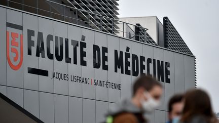 Des étudiants en médecine devant leur faculté à Saint-Etienne (Loire), le 6 janvier 2021. (REMY PERRIN / MAXPPP)