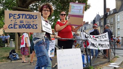 Environ 70 personnes se sont rassemblées le 27 août devant la préfecture de région, à Rennes, en soutien au maire de Langouët. Quelques heures avant, l'arrêté anti-pesticides de Daniel Cueff a été suspendu par le tribunal administratif. (SUZANNE SHOJAEI / FRANCEBLEU ARMORIQUE)