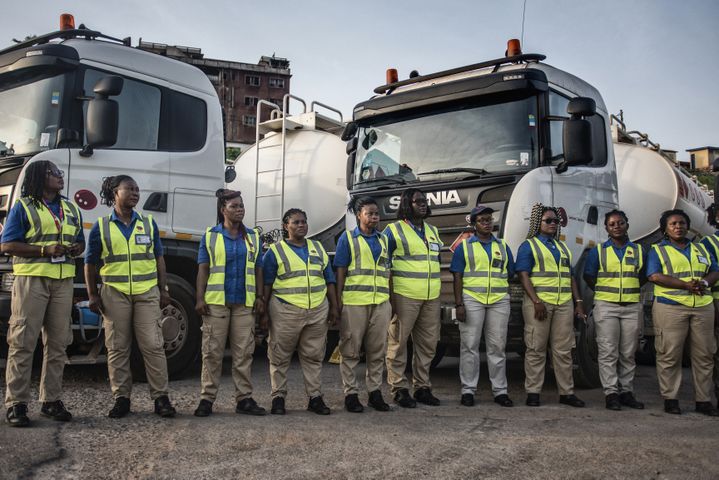 Les conductrices de Ladybird Logistics avant le début de la journée de travail à Takoradi, dans l'ouest du Ghana, le 3 avril 2019. (CRISTINA ALDEHUELA / AFP)